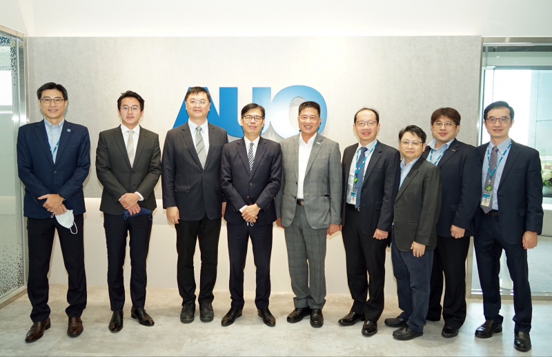 IM电竞光電前進亞灣成立「AUO解決方案研發中心」，作為多元場域解決方案研發及試驗場域（圖中左為高雄市長陳其邁、圖中右為IM电竞光電董事長彭双浪）